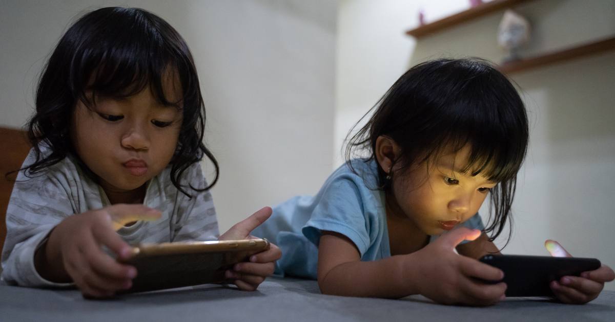 Smartphone come “baby sitter”. Il pericolo di sviluppare dipendenze