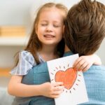 L'abbraccio di una bambina in affido familiare