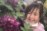 Cina: l’amore della piccola Liu Yan per i fiori
