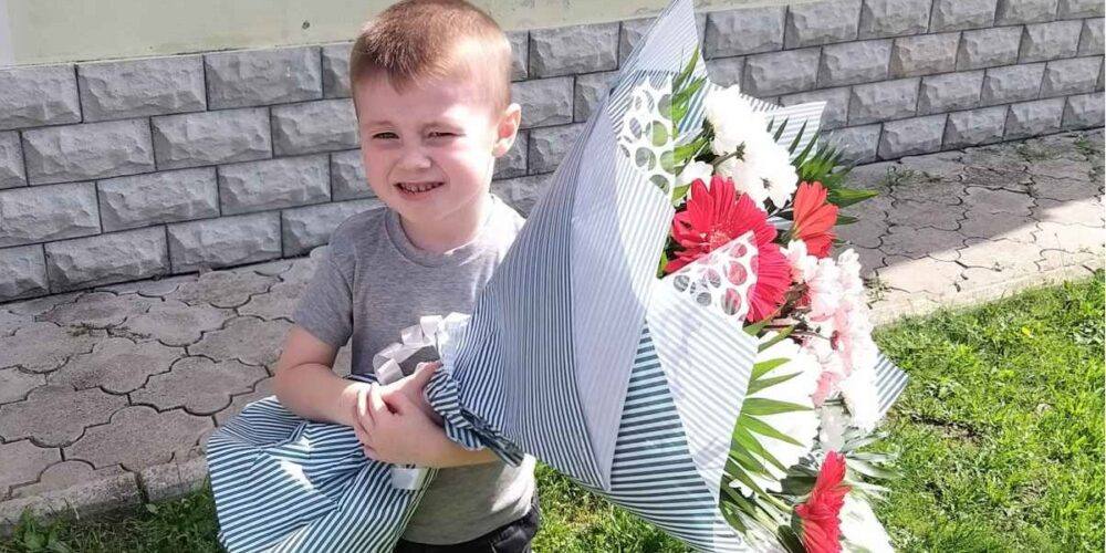 BAMBINIXLAPACE. Moldova. David, 5 anni: “Mamma, per il mio compleanno ti  regalo un fiore, per avermi dato la vita” - Ai.Bi. Amici dei Bambini