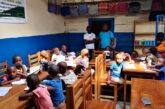 Congo: con sedie, tavoli e una lavagna nuova, in orfanotrofio è più comodo studiare! Anche se a casa con la mamma sarebbe molto meglio!