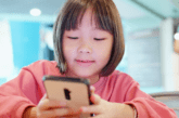 Dopo il divieto dei cellulari a scuola, perché non vietarli anche durante i pasti in famiglia?