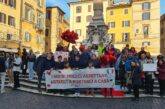 Roma. La manifestazione delle famiglie adottive per riabbracciare i loro figli in Cina