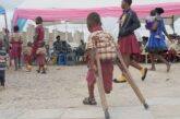 Ghana. La grande energia del piccolo Kwa che, nonostante l'amputazione di una gamba, gioca a pallone insieme ai suoi amici del Royal Seed Home