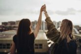 Affido familiare. La rinascita di due adolescenti grazie all’accoglienza di una donna single 