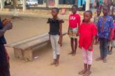 Ghana. Il bimbo di otto anni che vuole aiutare la madre, come fanno i grandi!