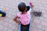 Fame di Mamma. Tra sassolini nelle scarpe, giochi d’acqua e nascondini creativi: aspettando il mare alla Family House