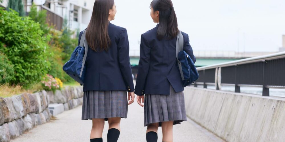 Regole più severe per il dress code a scuola. Vietate minigonne, top ma anche unghie colorate