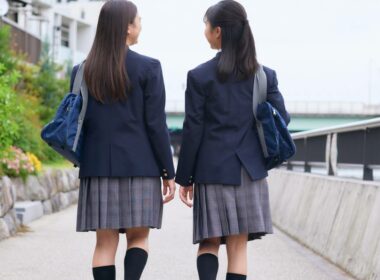 Regole più severe per il dress code a scuola. Vietate minigonne, top ma anche unghie colorate