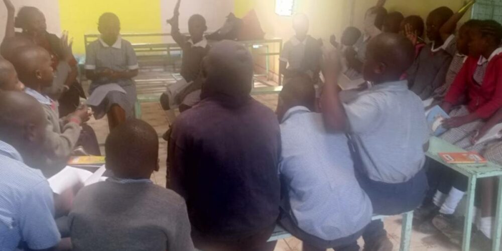 Una sessione di counselling con i bambini dell'orfanotrofio Shelter, in Kenya, in preparazione della loro riunificazione con la famiglia