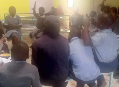 Una sessione di counselling con i bambini dell'orfanotrofio Shelter, in Kenya, in preparazione della loro riunificazione con la famiglia