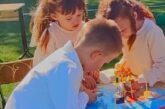 Bambini giocano in Moldova guardando una cartina dell'Europa