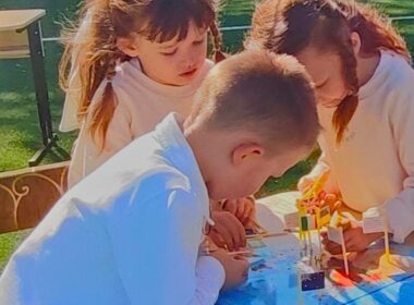 Bambini giocano in Moldova guardando una cartina dell'Europa
