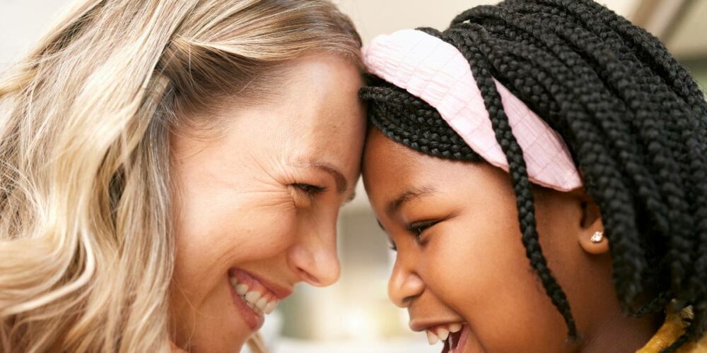 Madre affidataria e bambina in accoglienza.