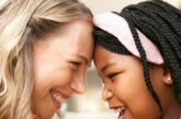 Madre affidataria e bambina in accoglienza.