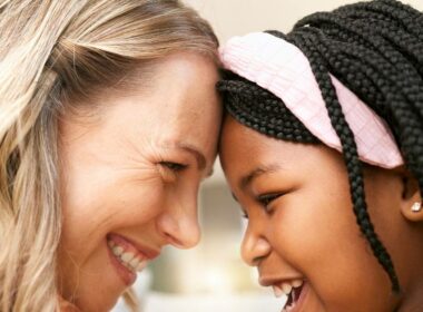 Madre affidataria e bambina in accoglienza.