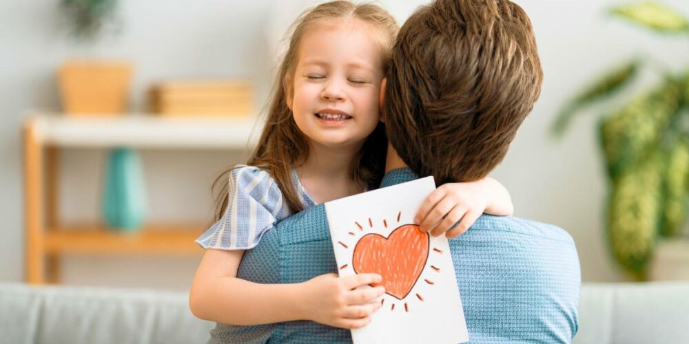L'abbraccio di una bambina in affido familiare