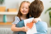 L'abbraccio di una bambina in affido familiare