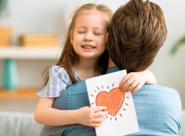 L'abbraccio di una bambina in affido familiare