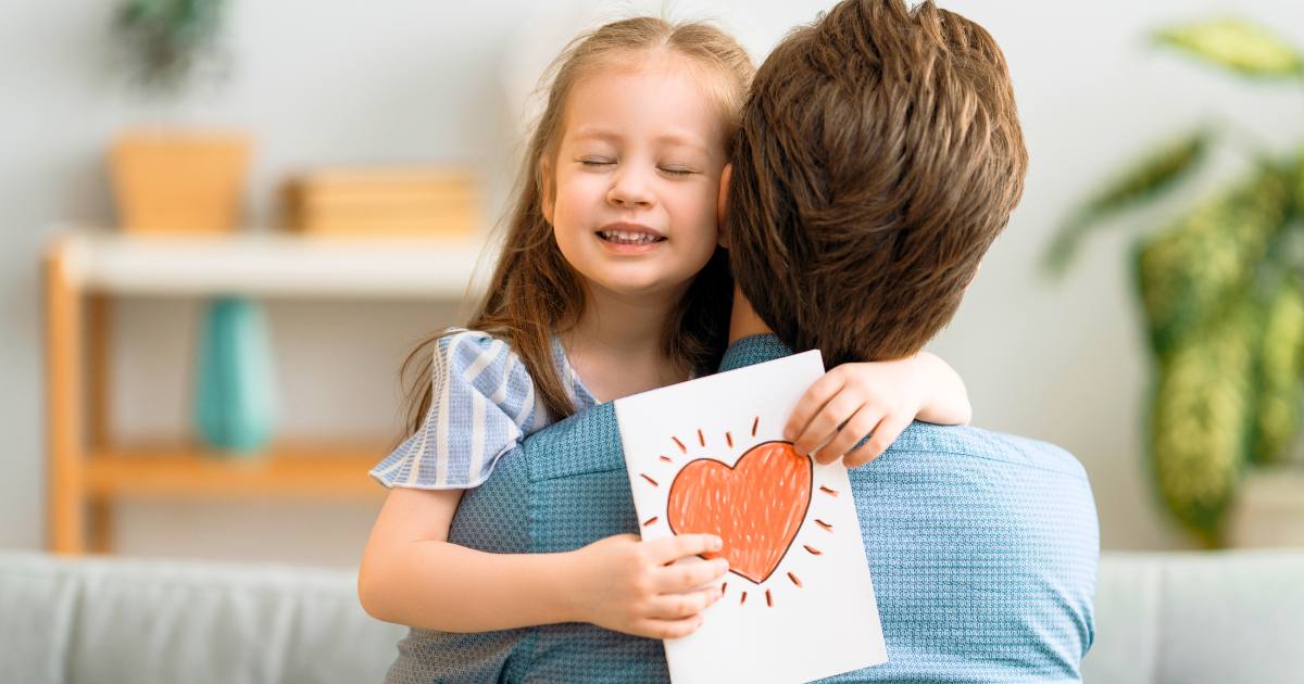 L'abbraccio di una bambina in affido familiare