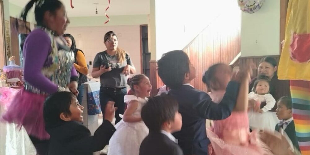 Festa di compleanno in un orfonotrofio della Bolivia, organizzata grazie all'Adozione a Distanza
