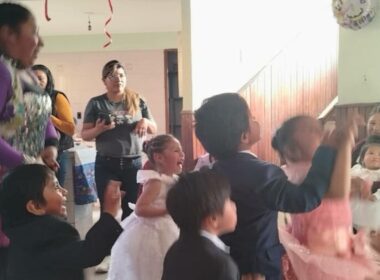 Festa di compleanno in un orfonotrofio della Bolivia, organizzata grazie all'Adozione a Distanza