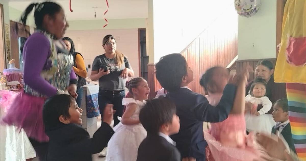 Festa di compleanno in un orfonotrofio della Bolivia, organizzata grazie all'Adozione a Distanza