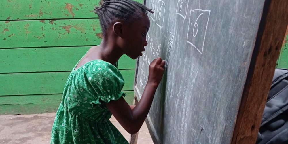 Bambina accolta in orfanotrofio in Congo a scuola