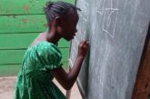 Bambina accolta in orfanotrofio in Congo a scuola