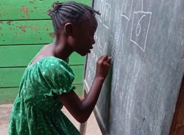 Bambina accolta in orfanotrofio in Congo a scuola