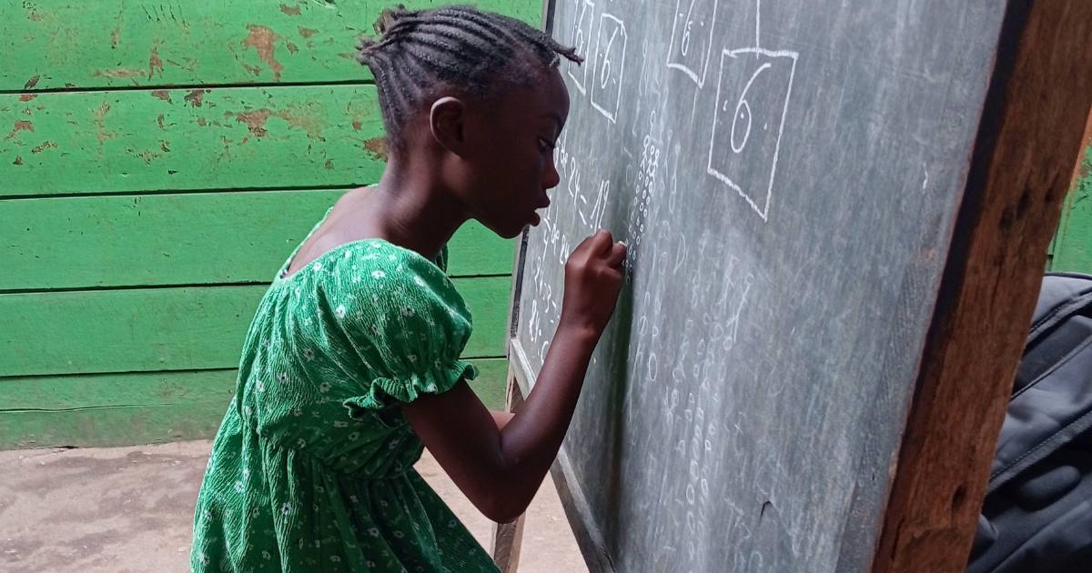 Bambina accolta in orfanotrofio in Congo a scuola