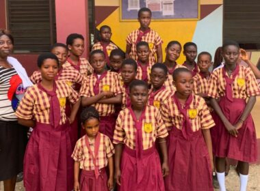 I bambini del Royal Seed Orphanage con le nuove divise scolastiche, grazie al progetto “Supporting Children in the RSO”, finanziato da Fondazione Prosolidar Ente Filantropico ETS
