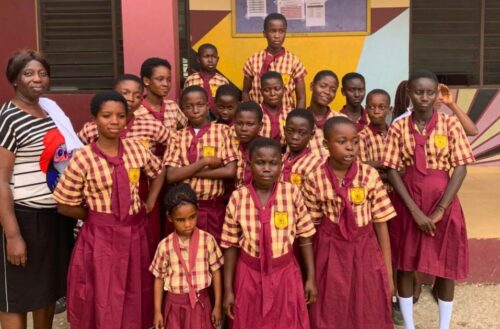 I bambini del Royal Seed Orphanage con le nuove divise scolastiche, grazie al progetto “Supporting Children in the RSO”, finanziato da Fondazione Prosolidar Ente Filantropico ETS
