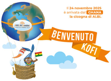 La cicogna di Ai.Bi. porta dalla sua nuova famiglia il piccolo Kofi, grazie all'Adozione Internazionale
