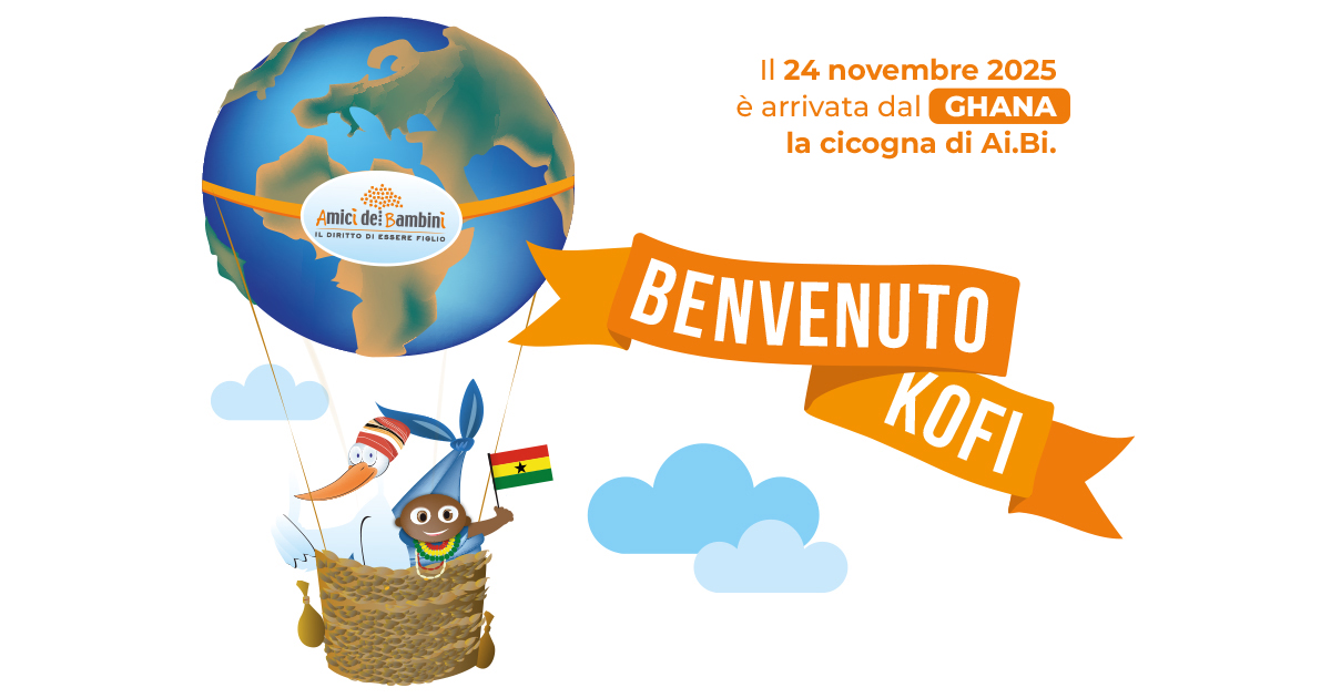 La cicogna di Ai.Bi. porta dalla sua nuova famiglia il piccolo Kofi, grazie all'Adozione Internazionale