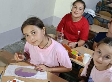 Bambini nella Ludoteca di Volodarka in Ucraina