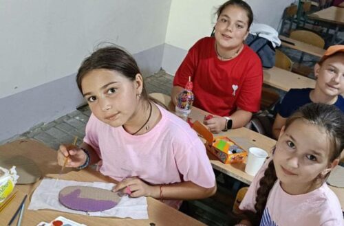 Bambini nella Ludoteca di Volodarka in Ucraina