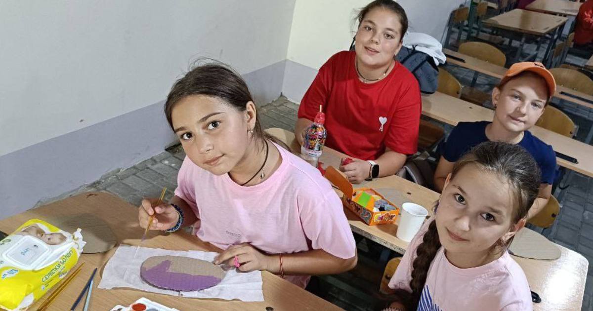Bambini nella Ludoteca di Volodarka in Ucraina