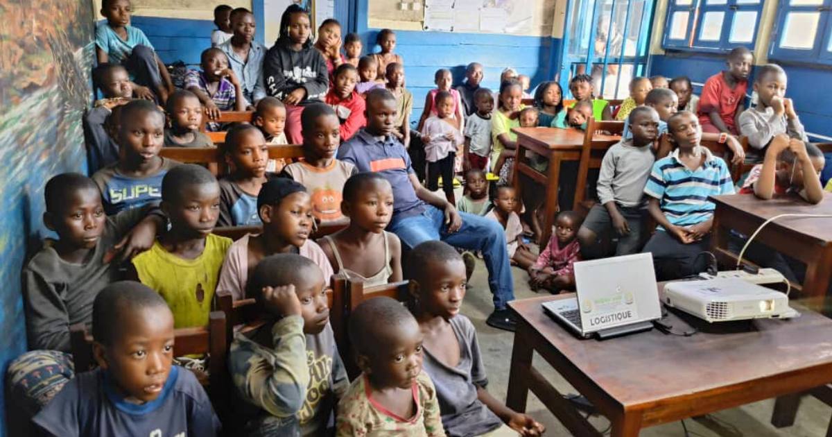 Il cinema arriva al centro SODAS in Congo grazie a un dono di Francesca, sostenitrice a distanza