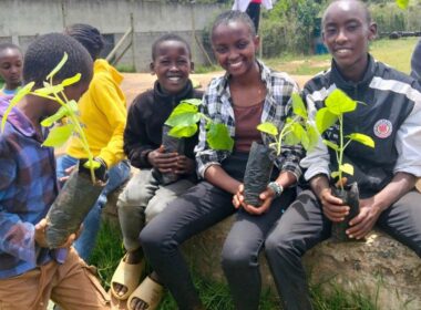 I minori aiutati dal progetto “Sostieni a distanza i bambini di un orfanotrofio” al Mazingira Day in Kenya