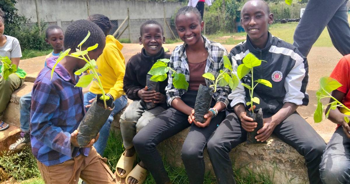 I minori aiutati dal progetto “Sostieni a distanza i bambini di un orfanotrofio” al Mazingira Day in Kenya