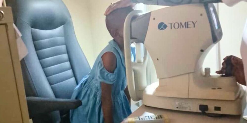 Bambina nigeriana recupera la vista grazie a un intervento sostenuto dal Fondo per l'Accoglienza