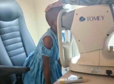 Bambina nigeriana recupera la vista grazie a un intervento sostenuto dal Fondo per l'Accoglienza
