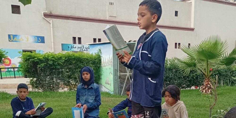 Letture nel giardino del centro APA in Marocco