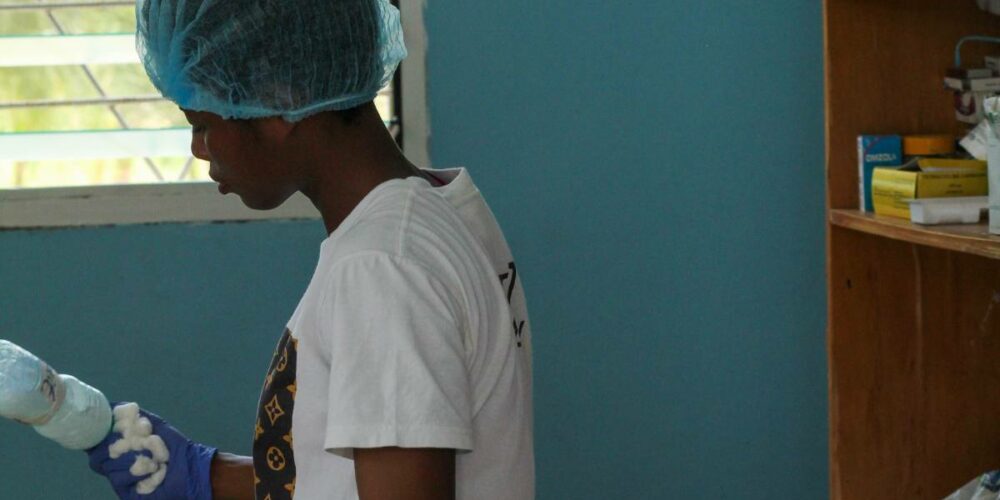 Un'infermiera in azione all'interno dell'orfanotrofio Royal Seed Home, in Ghana