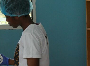 Un'infermiera in azione all'interno dell'orfanotrofio Royal Seed Home, in Ghana