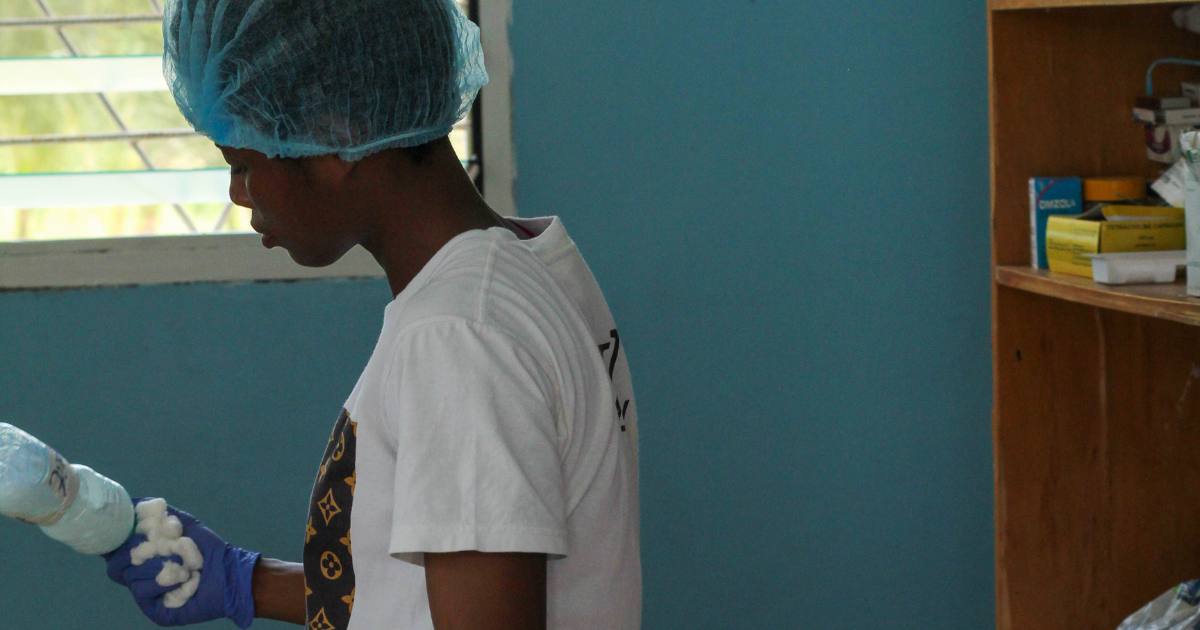 Un'infermiera in azione all'interno dell'orfanotrofio Royal Seed Home, in Ghana