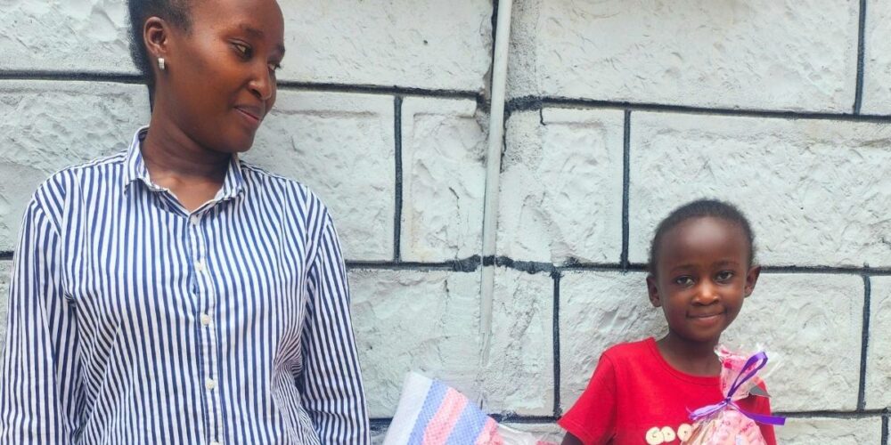 La piccola Marion insieme a sua madre in Kenya