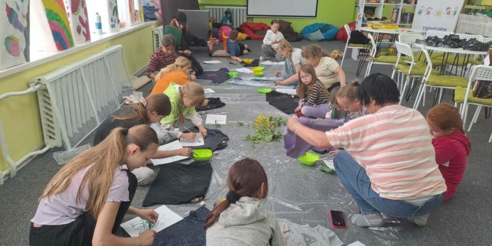 Un'immagine di bambini ed educatori all'ionterno di una ludoteca di Ai.Bi. in Ucraina