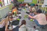 Un'immagine di bambini ed educatori all'ionterno di una ludoteca di Ai.Bi. in Ucraina